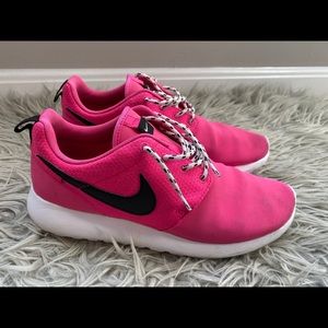 Nike roche-run sneakers pink/houndstooth laces